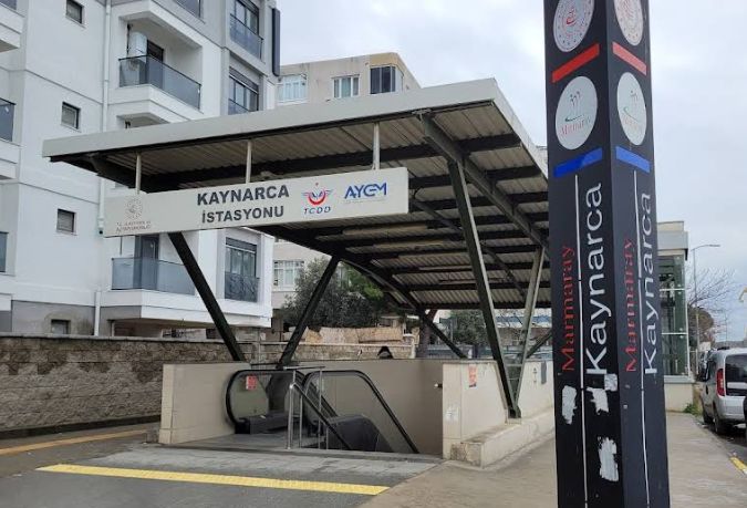 Kaynarca Marmaray İstasyonu girişi