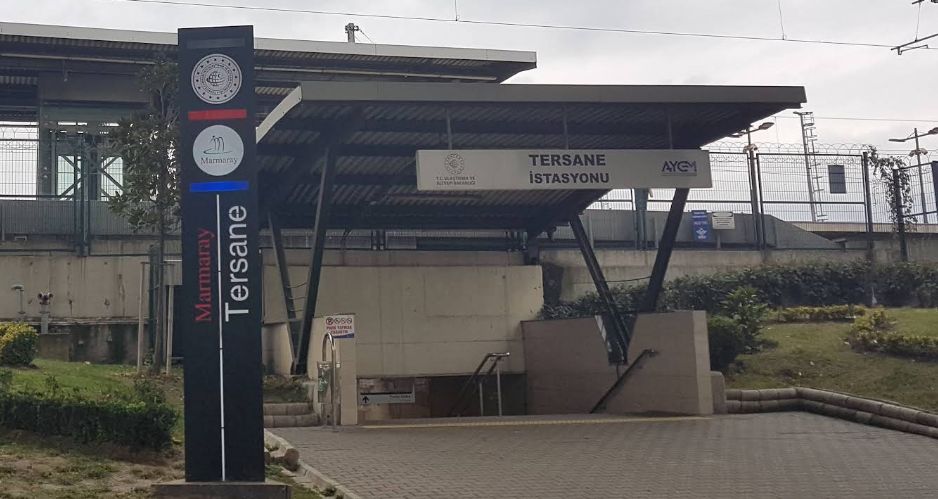 Tersane Marmaray Durağı girişi