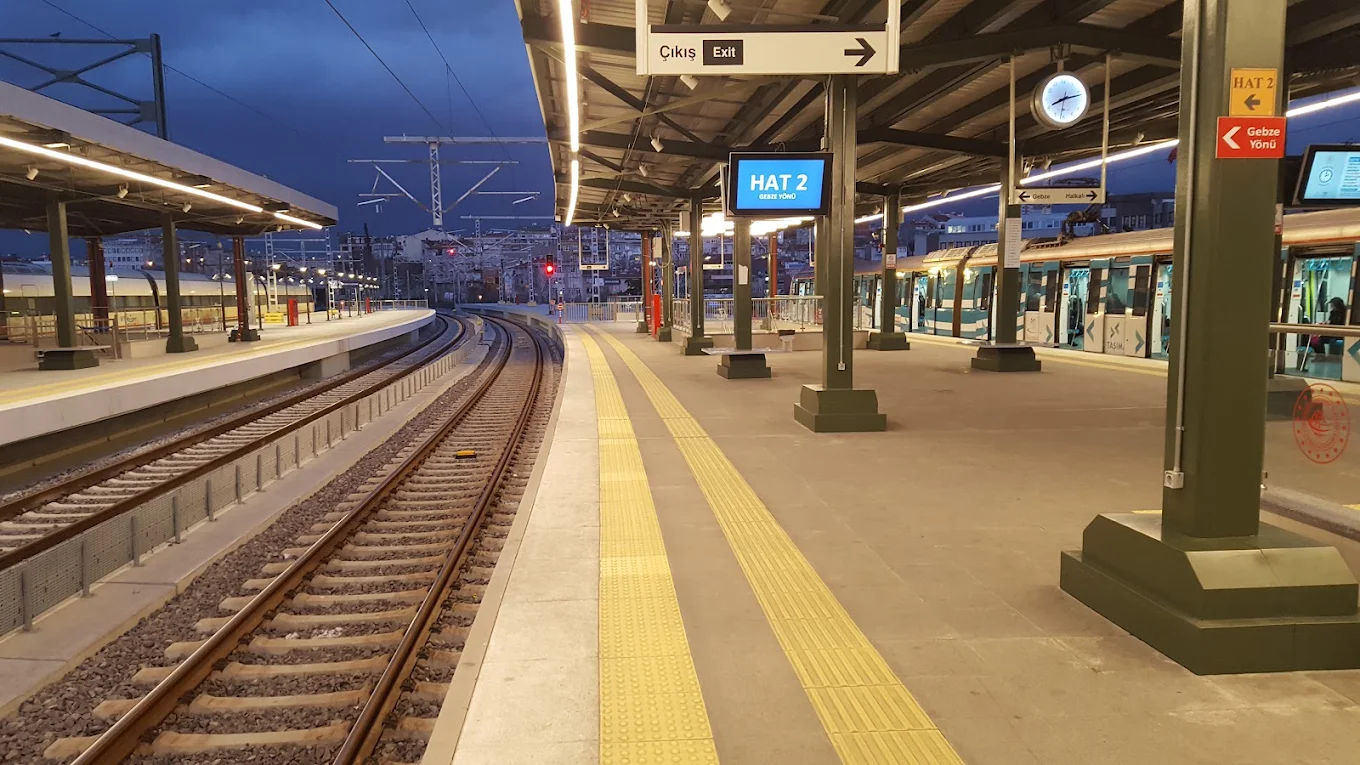 Söğütlüçeşme Marmaray İstasyonu peronu