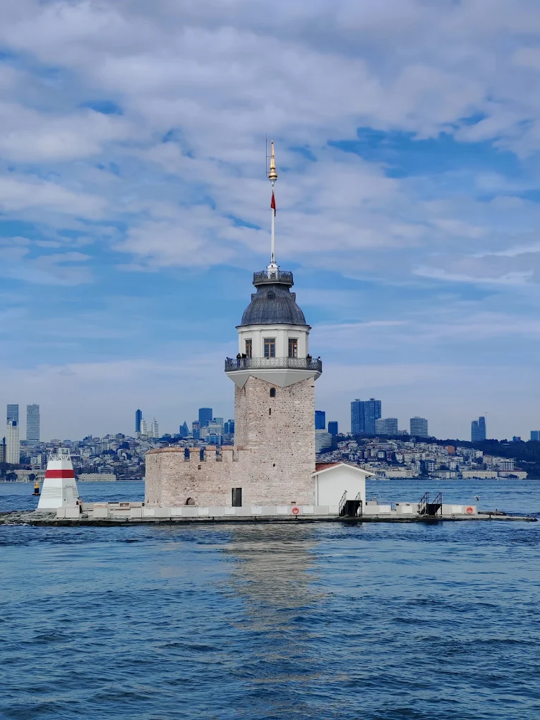 Üsküdar açıklarındaki Kız Kulesi