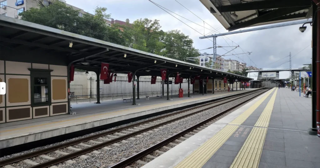 Ataköy Marmaray İstasyonu peronu ve demiryolu hattı