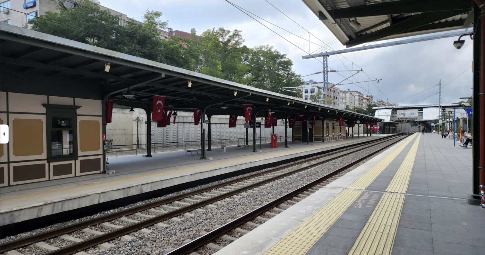 Ataköy Marmaray İstasyonu peronu ve demiryolu hattı