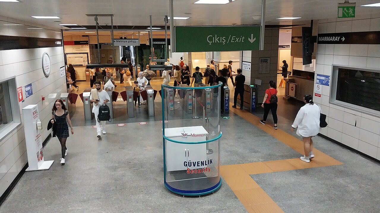 Ayrılık Çeşmesi istasyonu bilet holündeki hissedilebilir yüzeyler