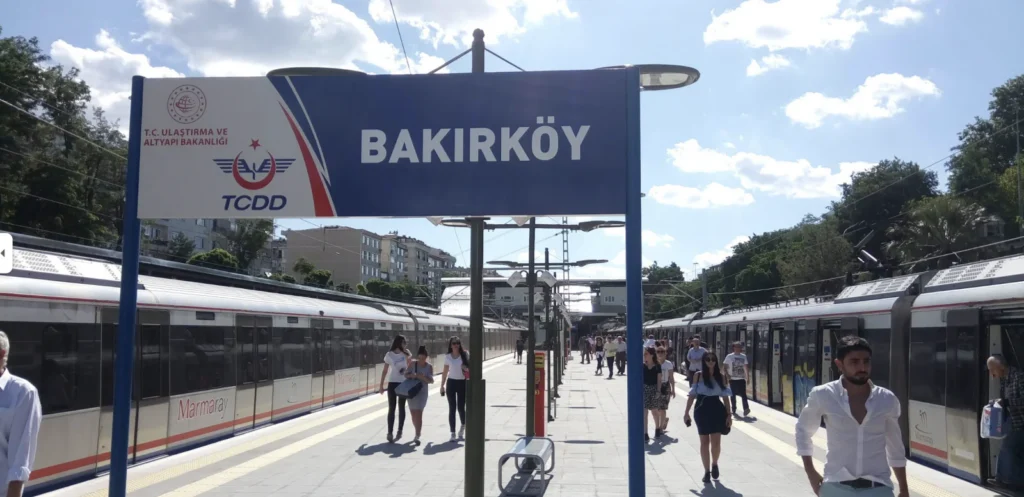 Bakırköy Marmaray İstasyonu tabelası ve peronu