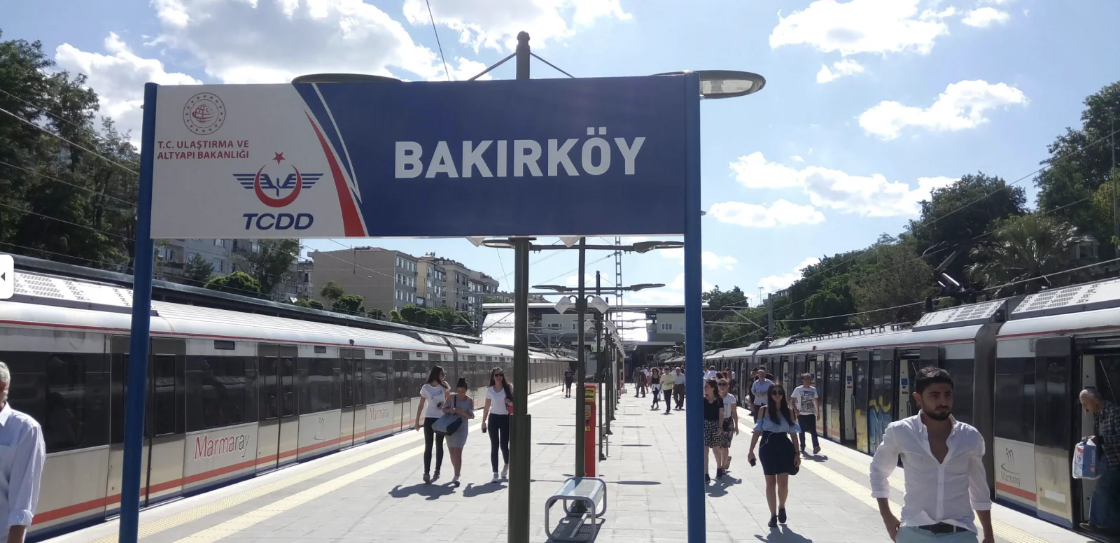 Bakırköy Marmaray İstasyonu tabelası ve peronu