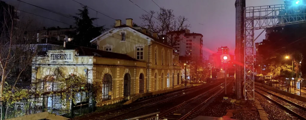 Feneryolu Marmaray İstasyonu binası ve demiryolu hattı