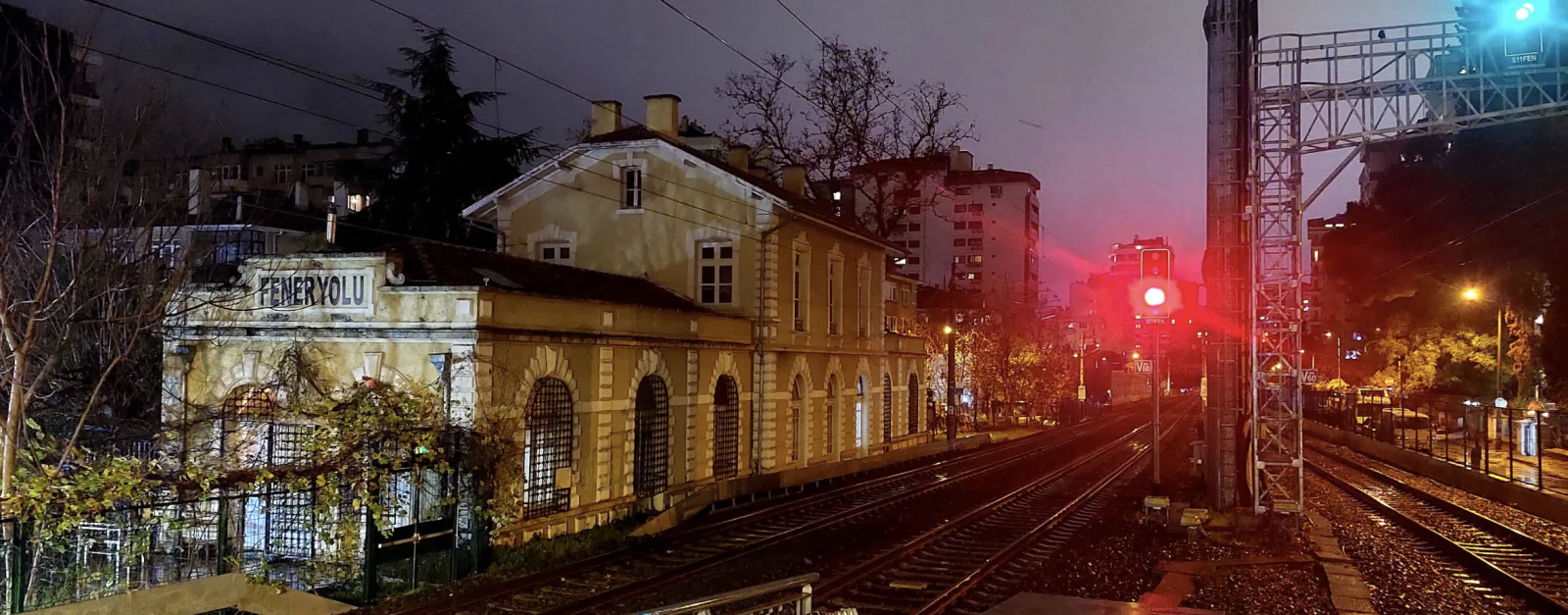 Feneryolu Marmaray İstasyonu binası ve demiryolu hattı