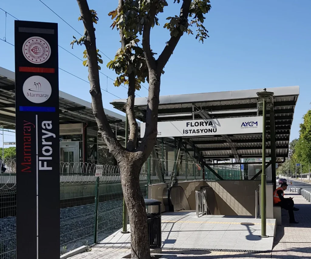 Florya Marmaray İstasyonu girişi ve istasyon tabelası