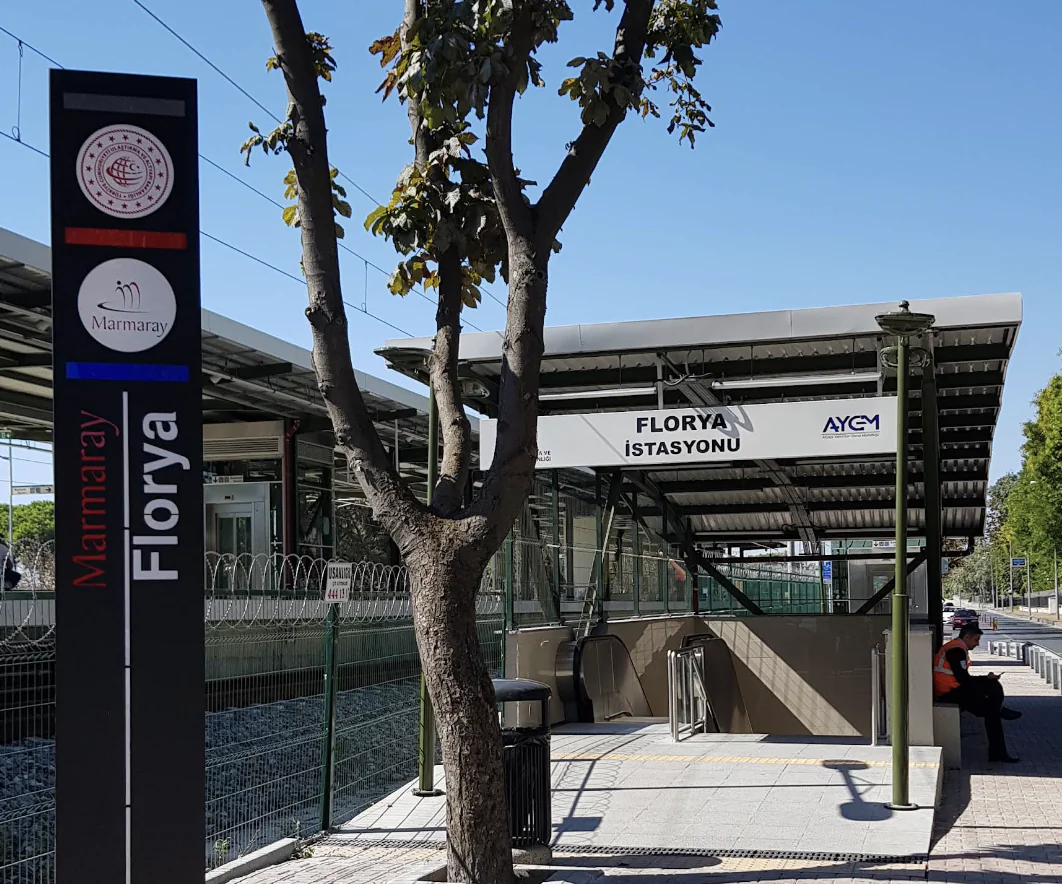 Florya Marmaray İstasyonu girişi ve istasyon tabelası