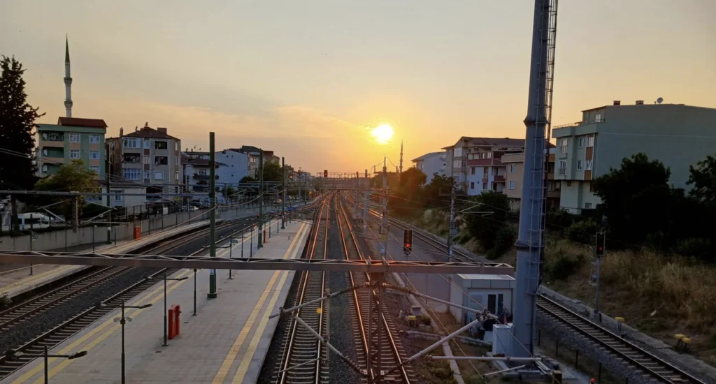 Gebze Marmaray İstasyonu peronları ve demiryolu hattı