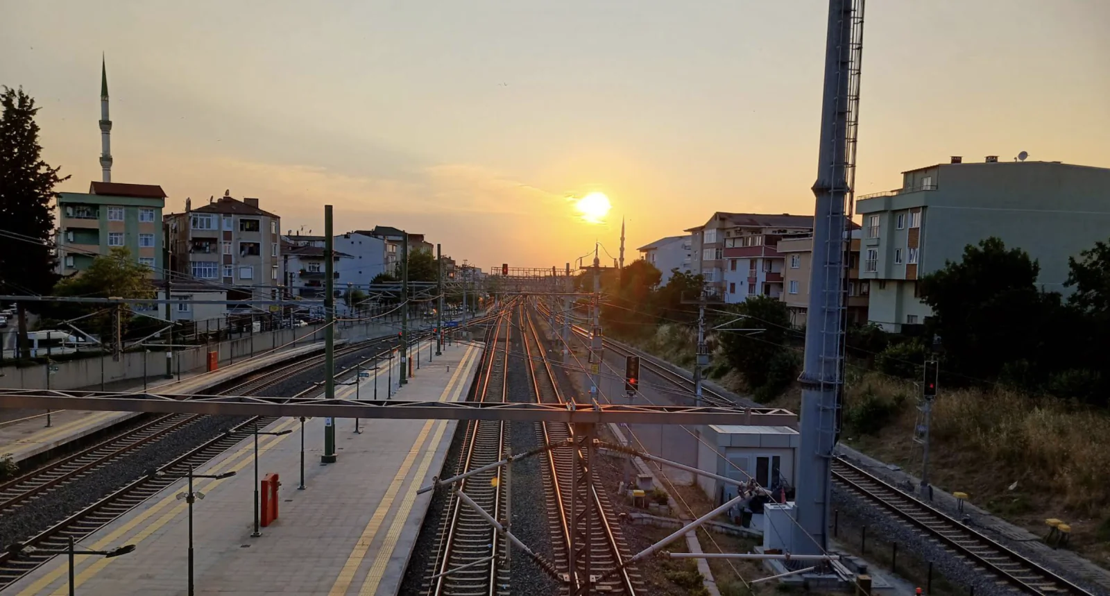 Gebze Marmaray İstasyonu peronları ve demiryolu hattı