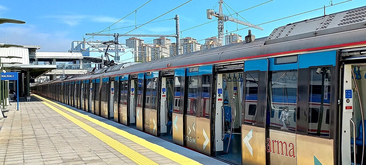 Halkalı İstasyonu peronundaki Marmaray treni