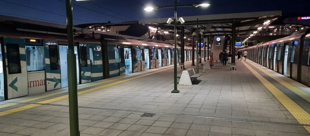Halkalı Marmaray İstasyonu peronu ve Marmaray trenleri