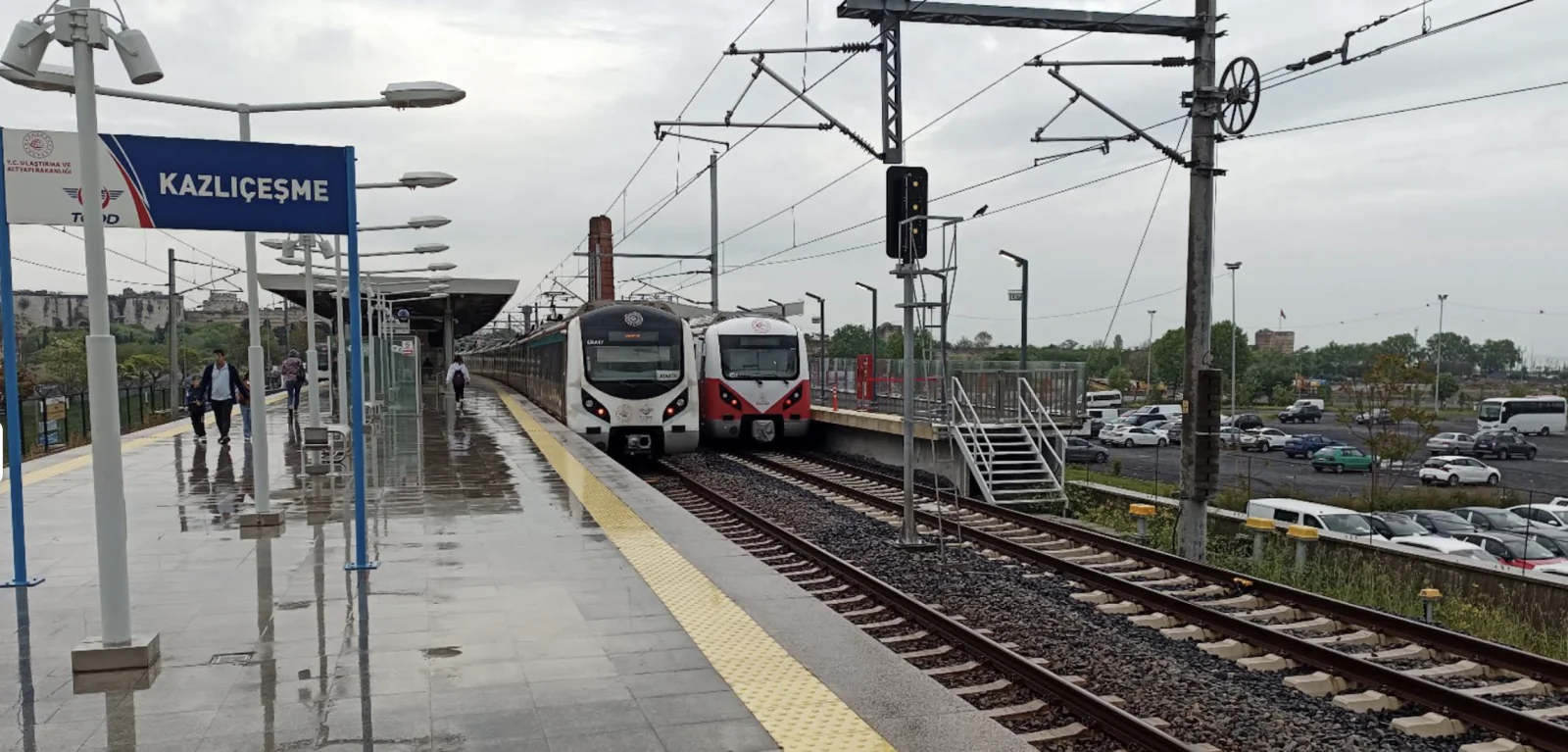 Kazlıçeşme Marmaray İstasyonu peronu ve trenleri