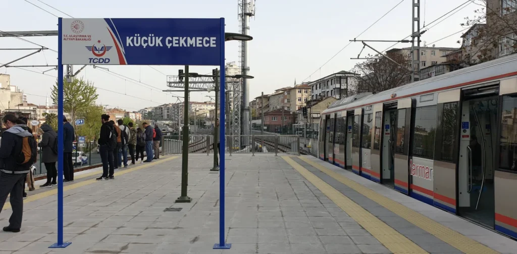 Küçükçekmece Marmaray İstasyonu tabelası, peronu ve treni