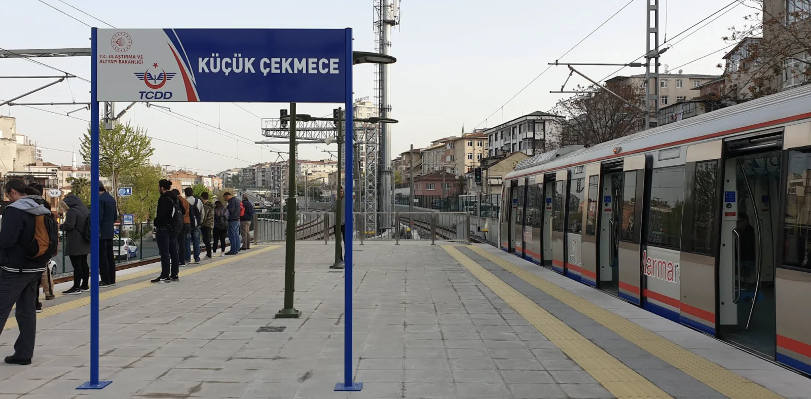 Küçükçekmece Marmaray İstasyonu tabelası, peronu ve treni