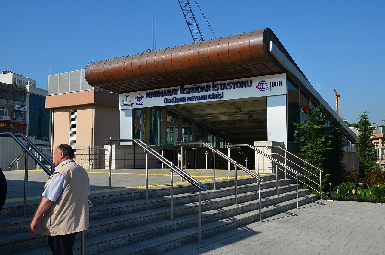 Üsküdar Marmaray İstasyonu girişindeki rampa ve hissedilebilir yüzey