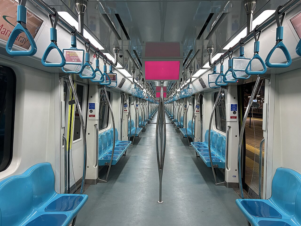 Marmaray vagonunun geniş ve engelsiz iç geçiş alanı