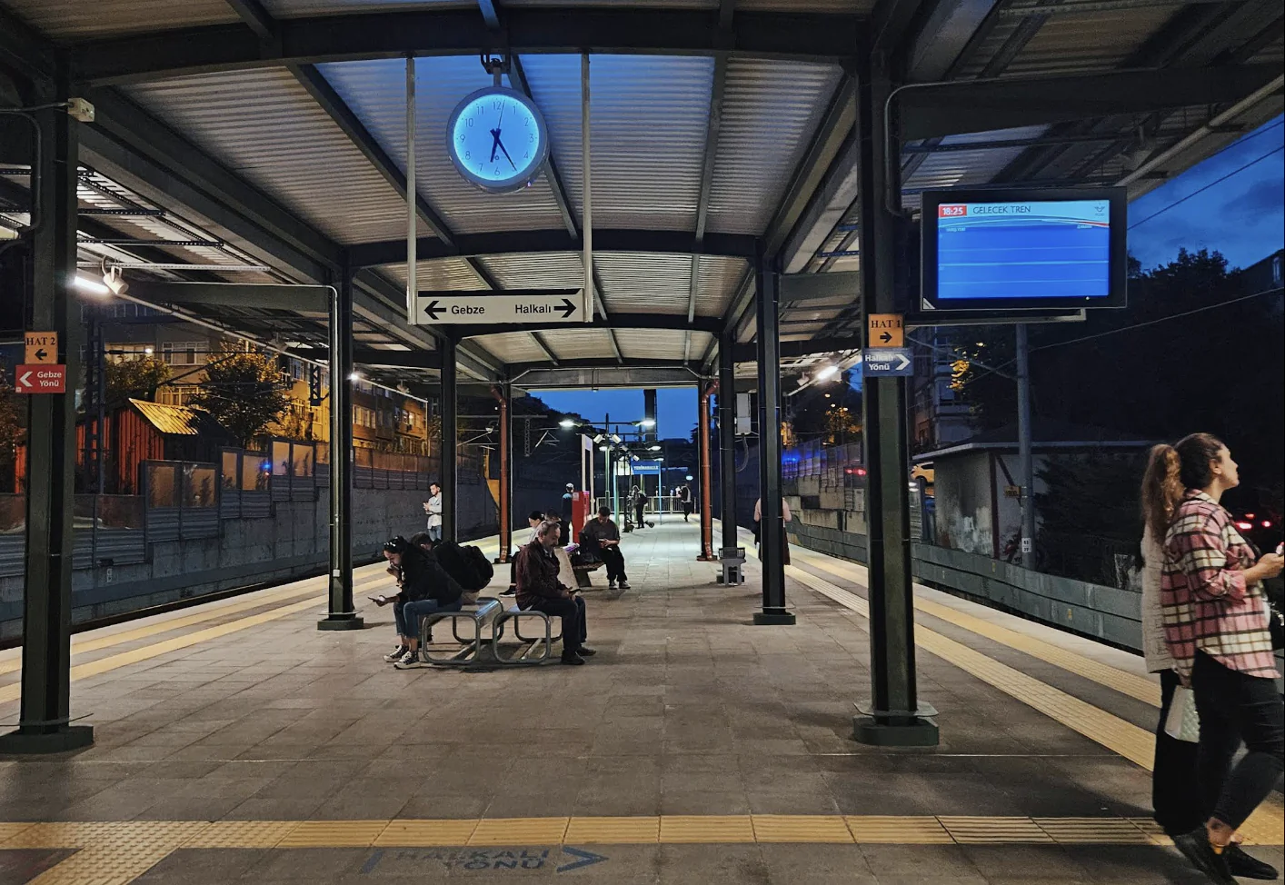 Yenimahalle Marmaray İstasyonu peronu ve yön tabelaları