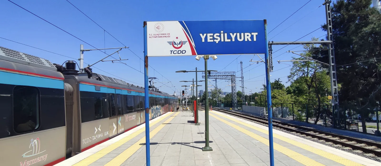 Yeşilyurt Marmaray İstasyonu tabelası, peronu ve treni