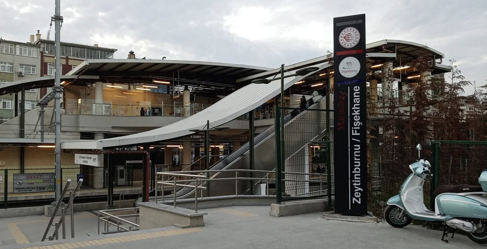 Zeytinburnu Fişekhane Marmaray İstasyonu girişi